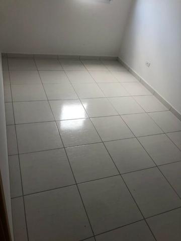 Apartamento perto do mar, excelente localização residencial, com 2 dorm e sacada - Foto 3