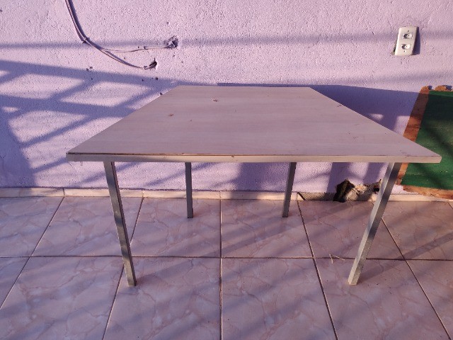 Mesa Escolar de madeira em ótimo estado - Foto 2