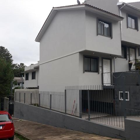 Casa sobrado triplex de esquina bairro nobre de Caxias do Sul
