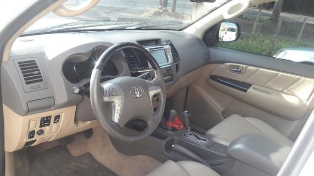 Toyota hilux sw4 srv 4x4 ano 2013 07 lugares aut valor: 130.000,00 - Foto 13