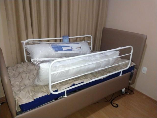 Cama motorizada hospitalar confort com rodinha (nunca usada) - Foto 2