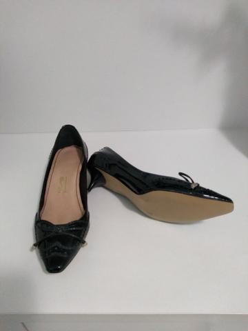 Scarpin Santa Lolla preta de verniz linda
