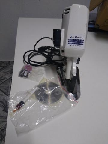 Máquina de cortar tecido