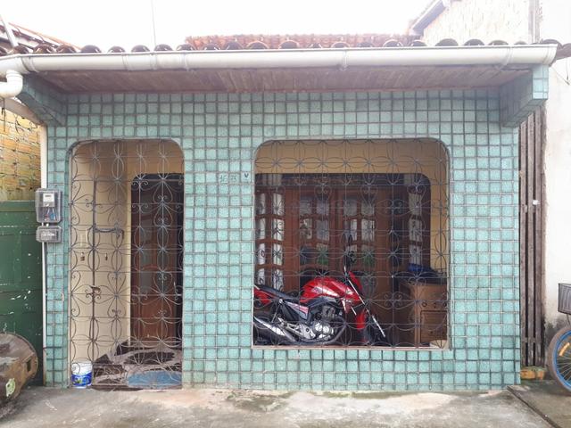 Vendo uma casa na quarta travessa do Campo, atrás do ministério público de abaetetuba.
