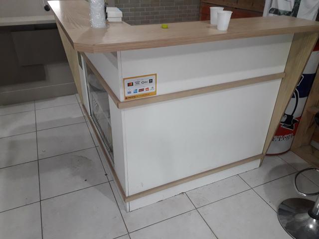Recepção com vidro. Móvel sob medida