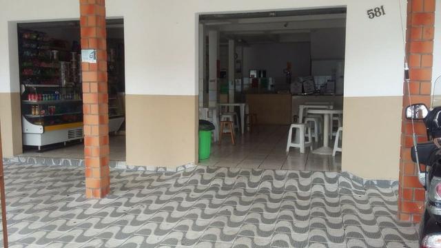 Vende-se sorveteria com ponto e clientela de 29 anos. Localizada em frente a colégio