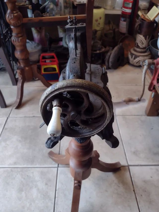 Antiga máquina de costura manual.  - Foto 5