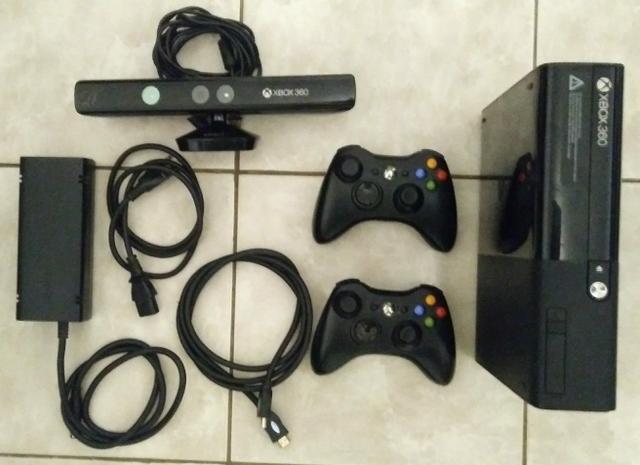 Xbox 360 + Kinect + 02 controle + Jogo
