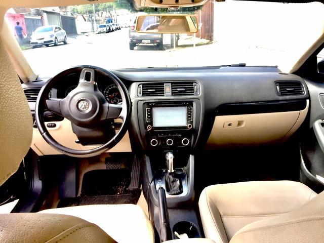 Jetta automáttico com teto solar e interior caramelo - Foto 9