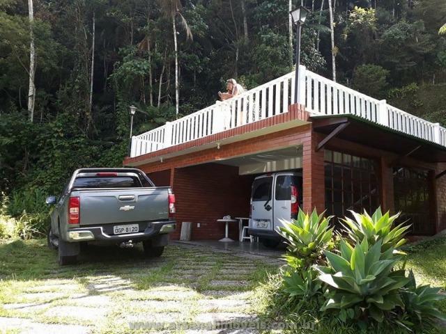 A742 Casa com 3 Quartos em Friburgo dentro de Condomínio