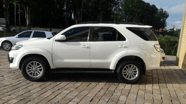 Toyota hilux sw4 srv 4x4 ano 2013 07 lugares aut valor: 130.000,00 - Foto 16