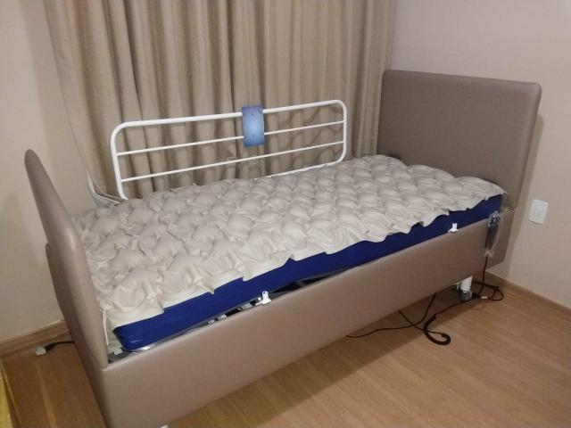 Cama motorizada hospitalar confort com rodinha (nunca usada) - Foto 3