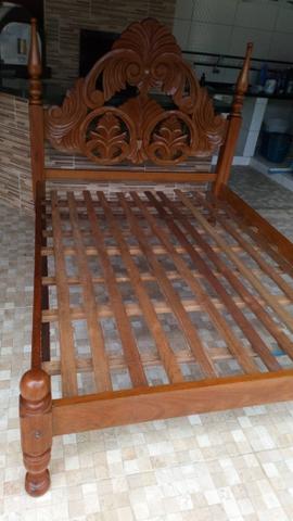Cama de casal talhada em madeira maciça - Foto 2