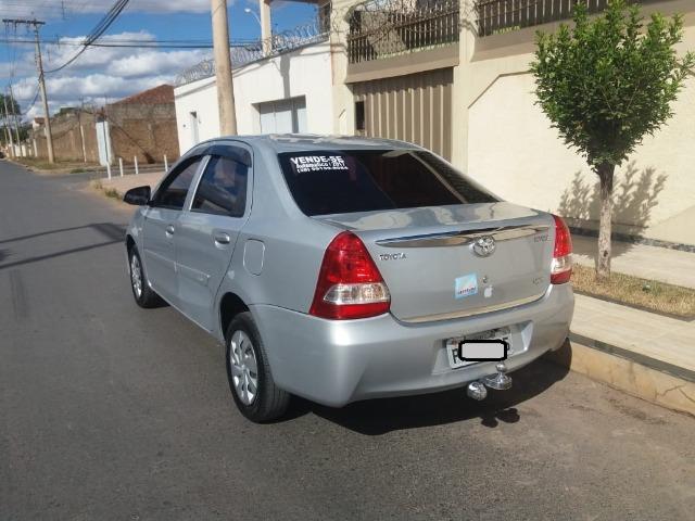 Aceito troca vendo Toyota Etios, 2017, prata, Automático, Kit Multimídia com Câmera de Ré - Foto 3
