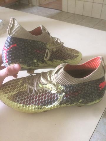 Chuteira profissional Puma campo