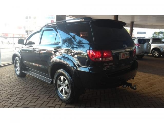 TOYOTA HILUX SW4 SRV D4-D 4X4 3.0 TDI DIES. AUT - Foto 17