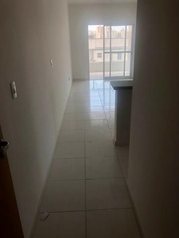 Apartamento perto do mar, excelente localização residencial, com 2 dorm e sacada - Foto 4