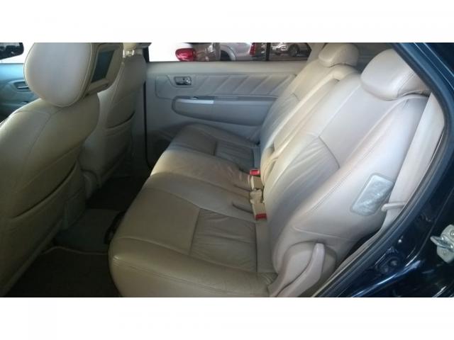 TOYOTA HILUX SW4 SRV D4-D 4X4 3.0 TDI DIES. AUT - Foto 12