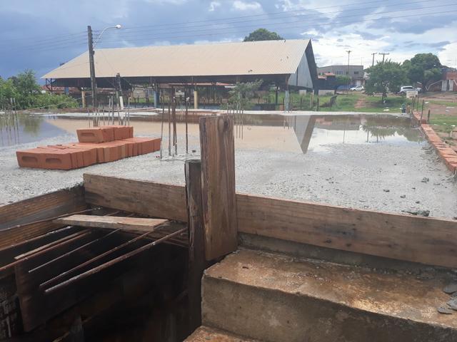 Vendo lote com casa nos fundos e construção na frente - Foto 10