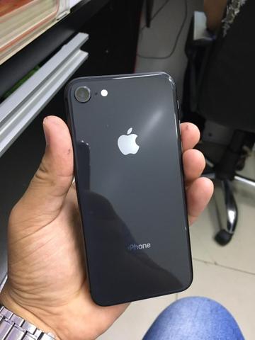 IPhone 8 impecável pra vir retirar em loja - Foto 4