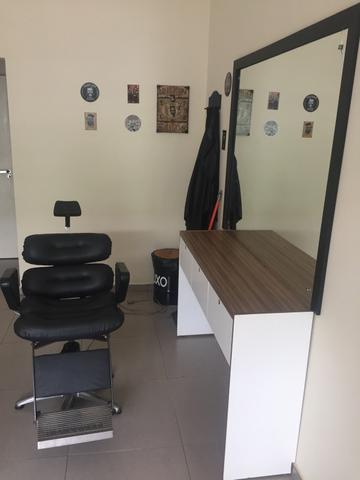 Cadeira de barbeiro com bancada e espelho. - Foto 3
