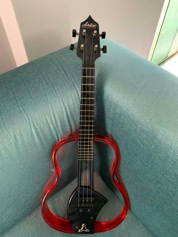 Cavaquinho acrílico elétrico.