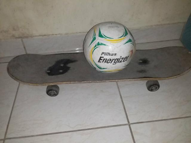 Vendo um skate e uma bola de futebol