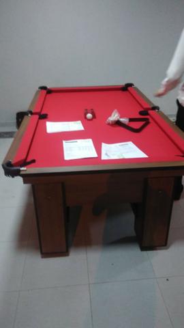Mesa com 4 Pés Laterais Cor Imbuia Tecido Vermelha Mod. QNDI4285 - Foto 2