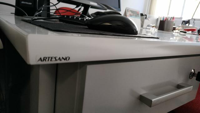 Mesa de escritório com gaveta Artesano