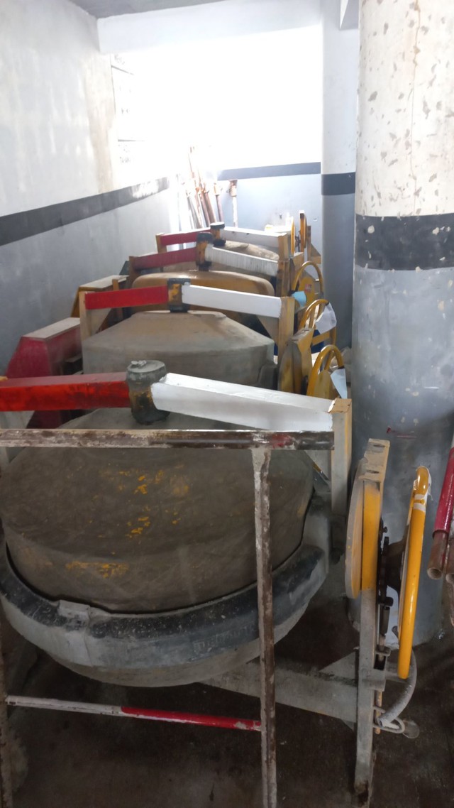 Andaimes e betoneiras e escoras metalicas - Foto 2