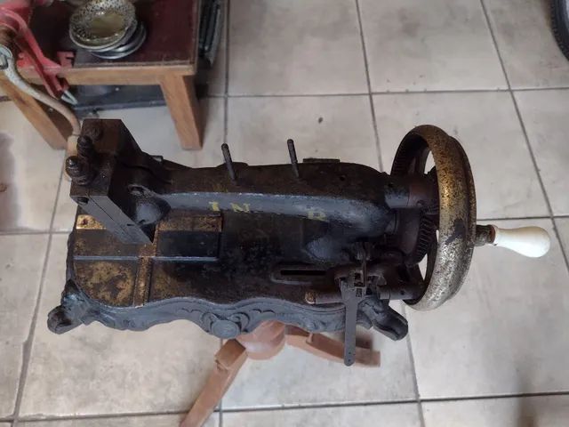 Antiga máquina de costura manual.  - Foto 3