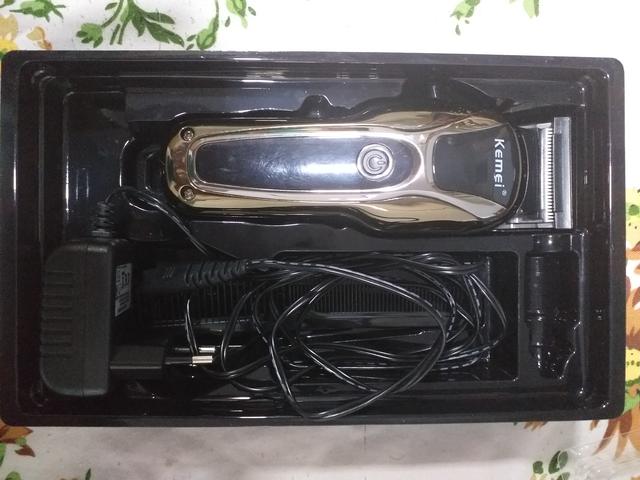 Máquina de corte Cordelles Kemei 1990 usada pouquíssimas vezes + Kit de tesoura Obopekal