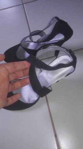 Vendo esta Sandália tam: 39 está bem conservada - Foto 2
