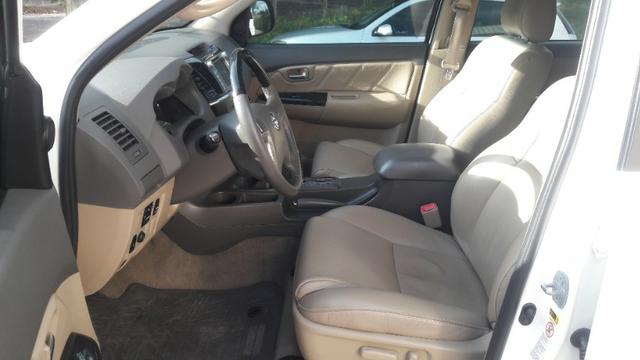 Toyota hilux sw4 srv 4x4 ano 2013 07 lugares aut valor: 130.000,00 - Foto 3