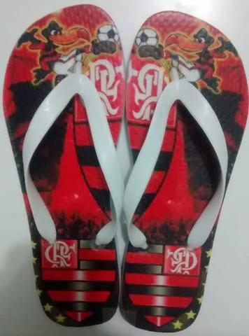 Máquina de fabricar e estampar chinelos