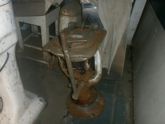Divisora de pães - industrial - precisando de limpeza e ajustes