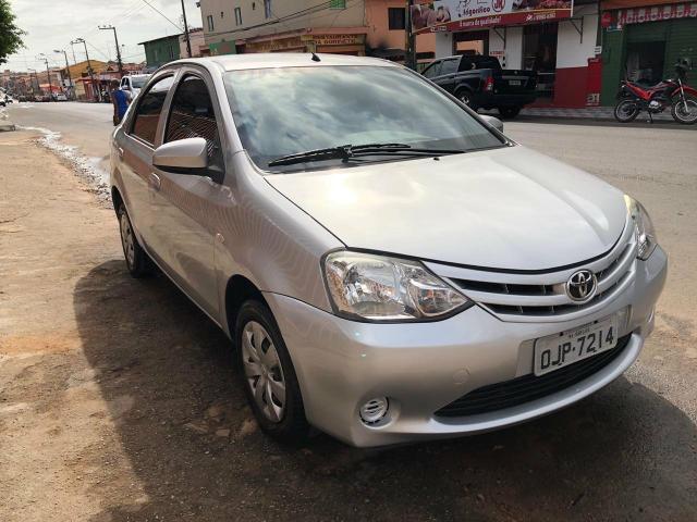 Etios sedan revisado na autorizada carro de mulher top