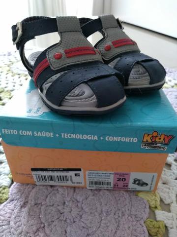 Duas sandalias de menino