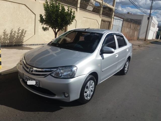 Aceito troca vendo Toyota Etios, 2017, prata, Automático, Kit Multimídia com Câmera de Ré