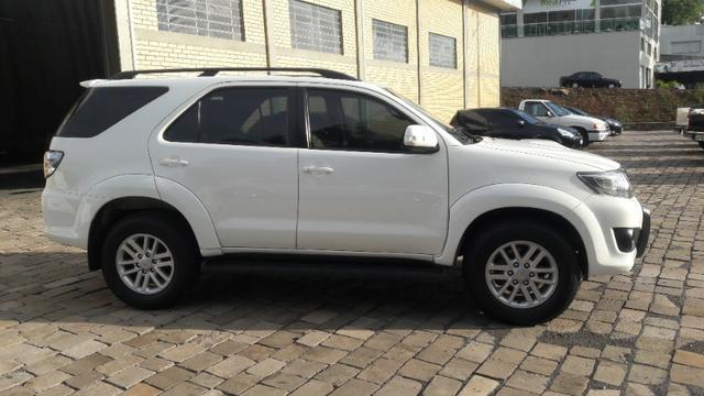 Toyota hilux sw4 srv 4x4 ano 2013 07 lugares aut valor: 130.000,00 - Foto 18