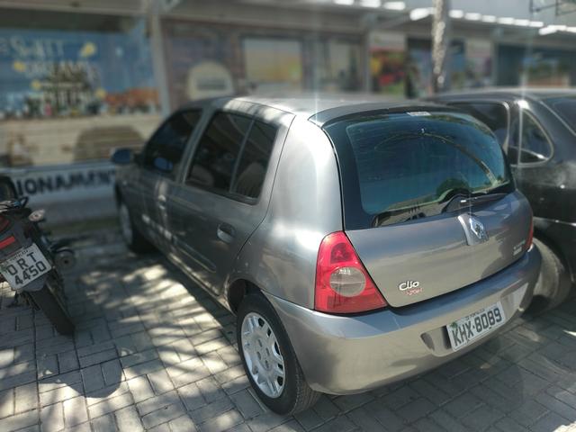 Renault Clio 2007 com detalhe esportivo