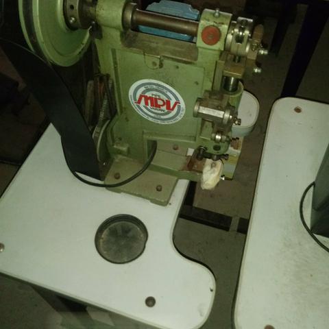 Maquina para colocação de ilhós