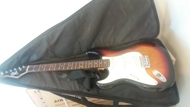 Guitarra Eagle Stratocaster Canhoto