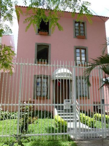 Apartamentos mobiliados em rua calma no alto da XV