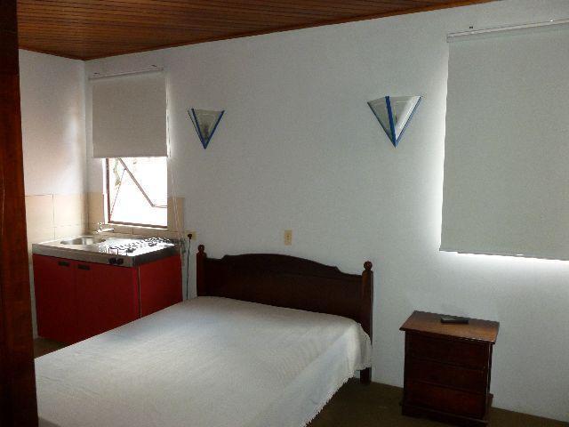 Apartamentos mobiliados em rua calma no alto da XV - Foto 3