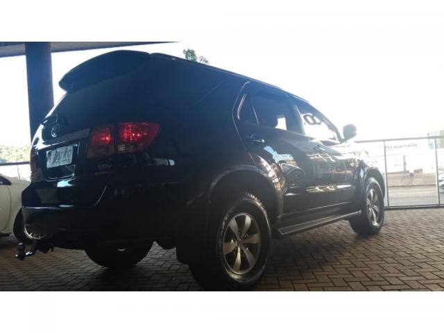TOYOTA HILUX SW4 SRV D4-D 4X4 3.0 TDI DIES. AUT - Foto 16