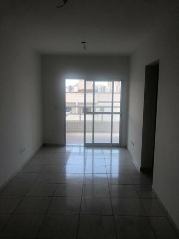 Apartamento perto do mar, excelente localização residencial, com 2 dorm e sacada - Foto 7