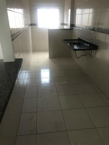 Apartamento perto do mar, excelente localização residencial, com 2 dorm e sacada - Foto 11