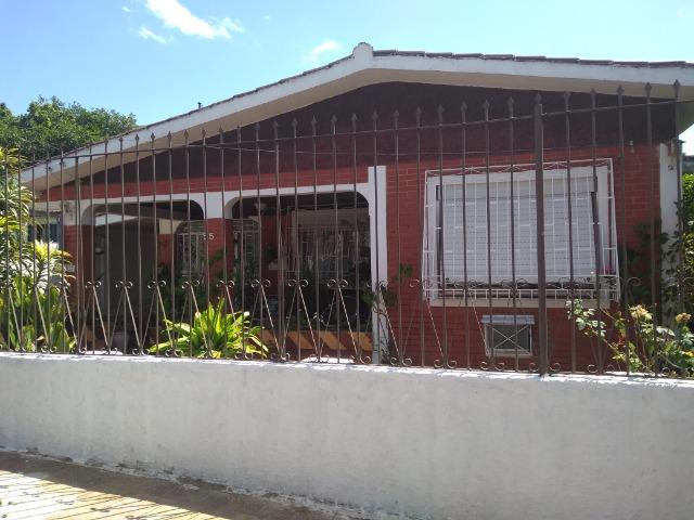 Duas casas e um kitnet mais piscina - Foto 2