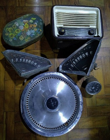 Lote de antiguidades, radio antigo, lustre antigo, calota de galaxie, velocimetro chevrole